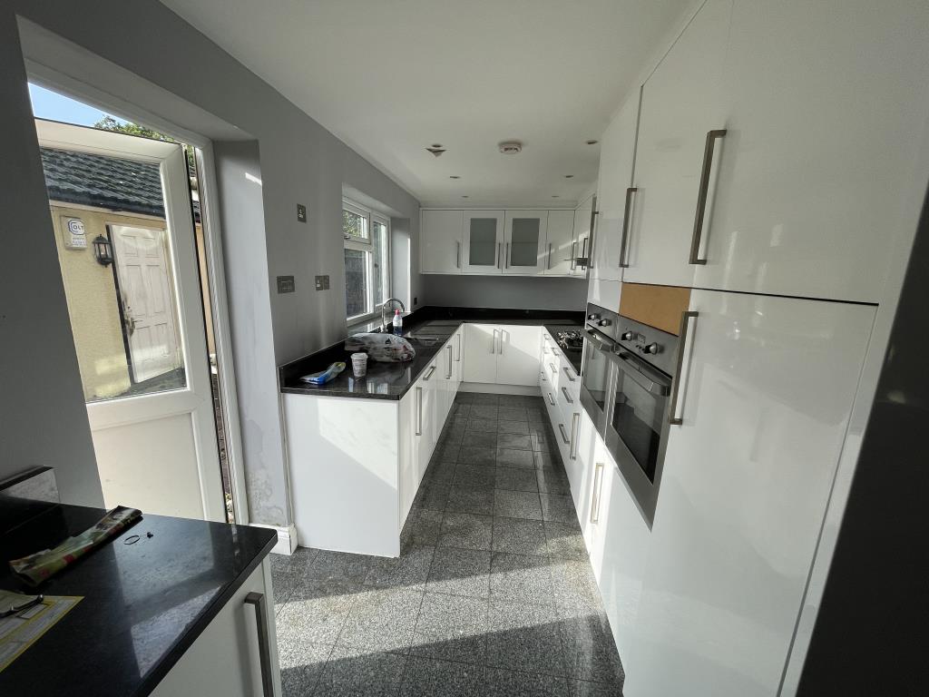 Lot: 37 - DETACHED PROPERTY WITH DETACHED DOUBLE GARAGE AND DETACHED ANNEXE - Inside image of main part of kitchen
